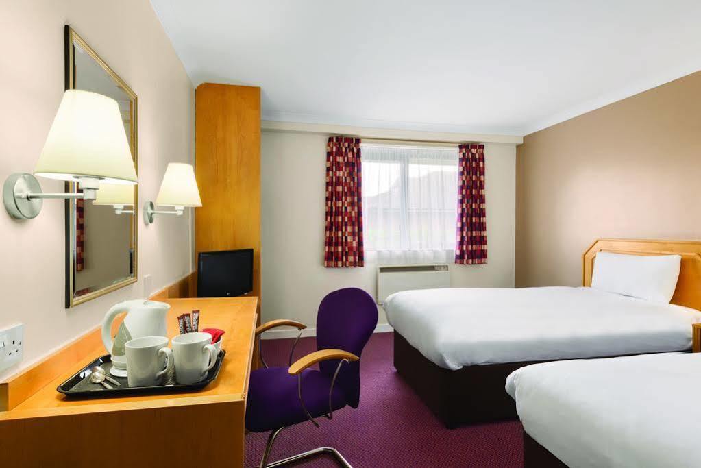 Super 8 By Wyndham Chester East Exterior photo